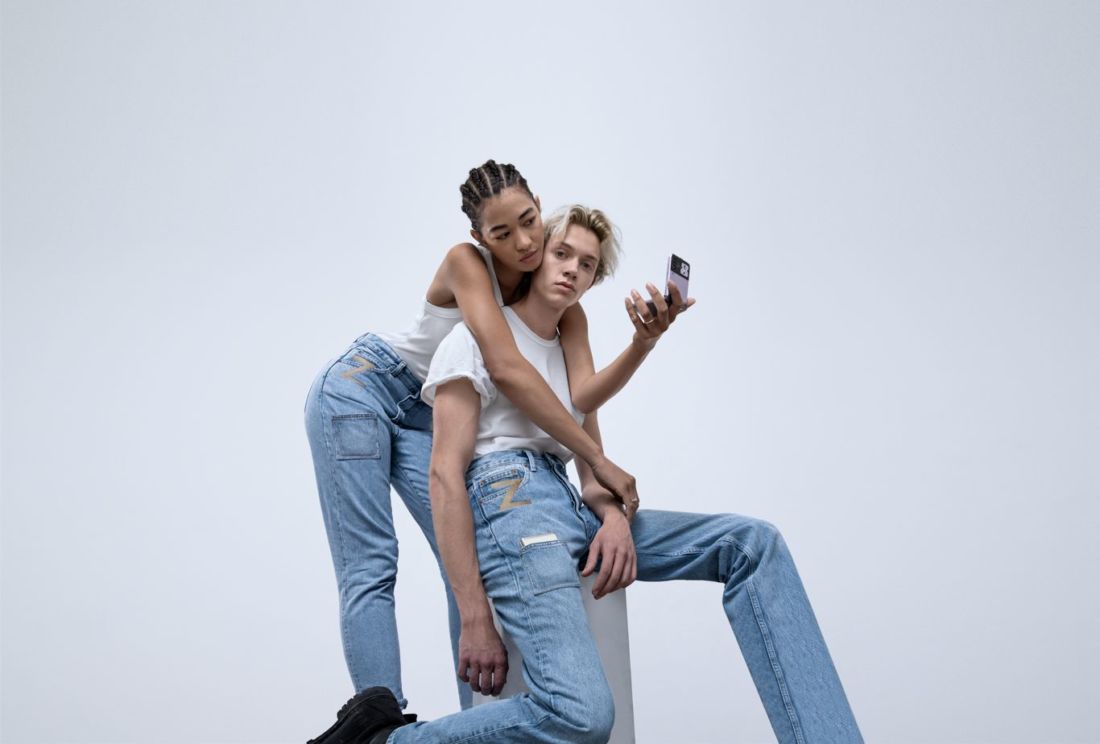 Jadi Edisi Terbatas, Jeans Samsung Galaxy Z Flip 3 Ini Siap Dibeli 4 Jeans Samsung