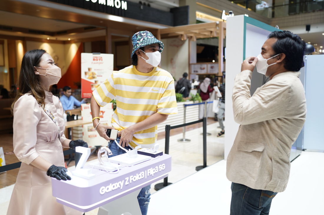 Tak Ingin Tertinggal Tren, Vino G. Bastian Beli Samsung Galaxy Z Flip 3 4 Galaxy Z Flip 3
