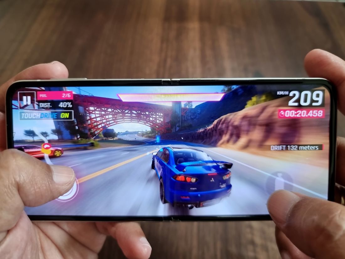 Ragam Aktivitas Yang Bisa Dilakukan Dengan Galaxy Z Flip 3 5G 6 Galaxy Z Flip 3