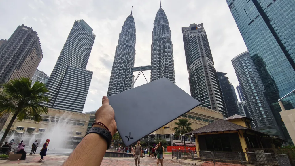 Laptop 1 Kg Axioo Hype R5 Tertinggal Di Petronas, Saking Ringannya! 5 Axioo Hyoe R5