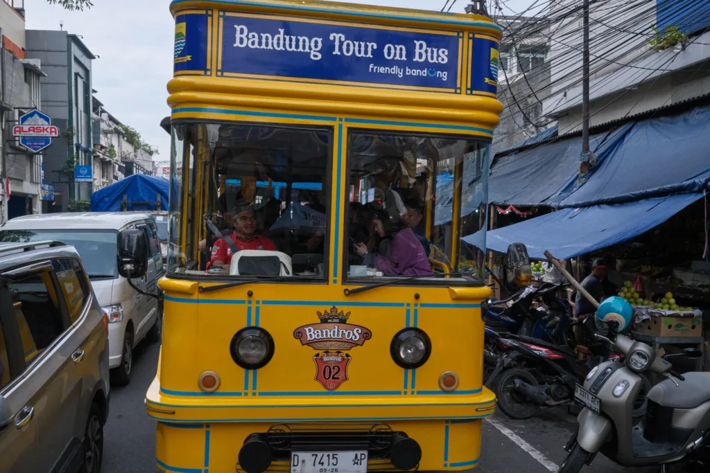 Menjelajahi Bandung Bersama Fuji X-E5, Kamera Ringan Dengan Fitur Premium 7 Foto Bus Bandros di Bandung dengan Fuji X-E5