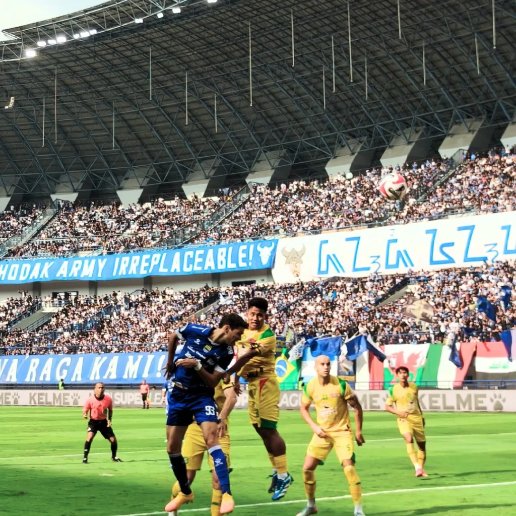 5 Jurus Oppo Reno14 Series Bikin Fancam Persib Vs Persebaya Jadi Viral Di Media Sosial! 5 3. Foto Ultra Wide Supporter Shot On Oppo