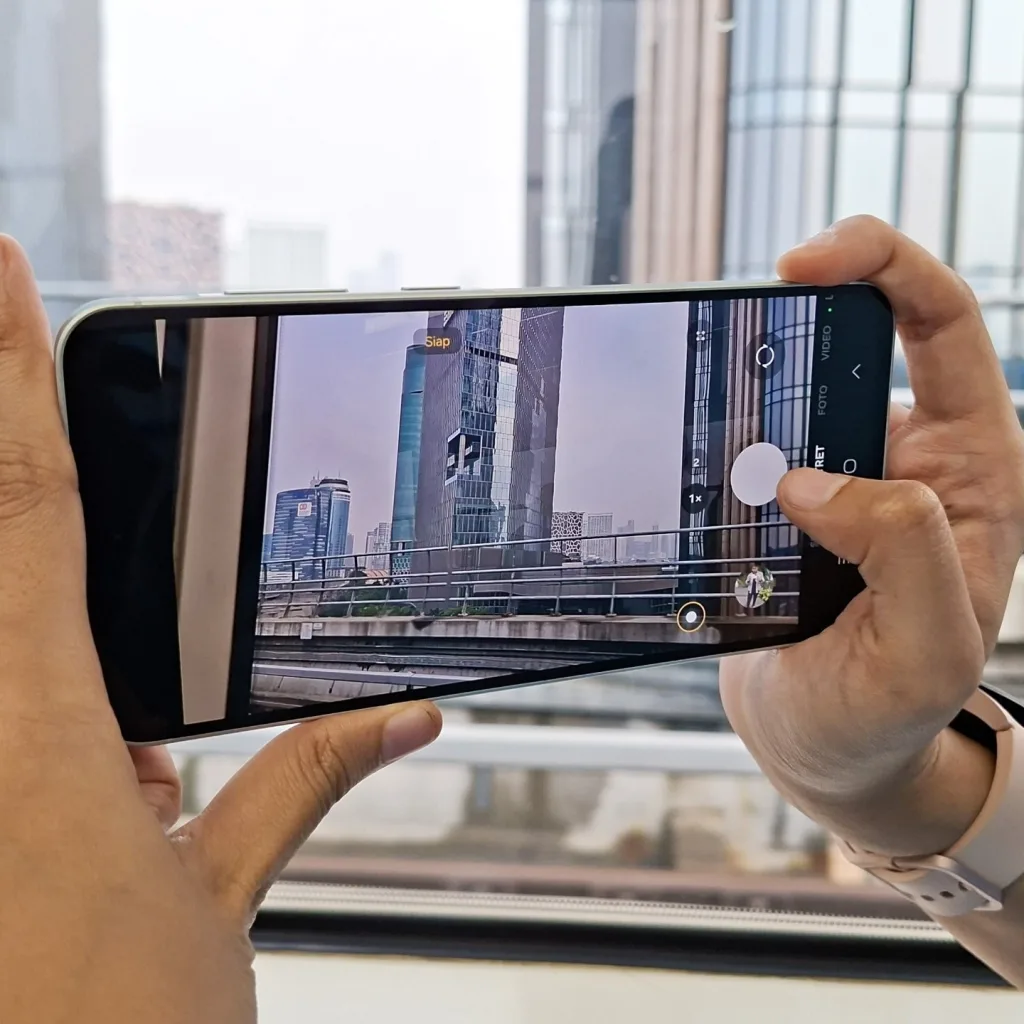 Galaxy A56 5G: Pendamping Setia Anak Muda, Teman Produktif Dari Komuter Hingga Kantor 4 Lagi Commuting Dan Ide Konten Muncul Galaxy A56 5G Siap Menangkapnya
