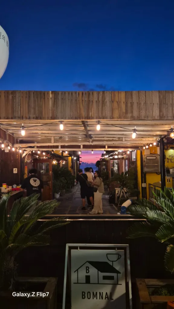 Menangkap Sunset Pakai Galaxy Z Flip 7 Di Aewol Cafe Street 6 Galaxy Z Flip 7