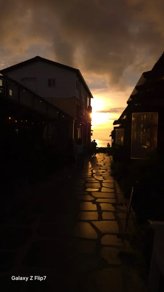 Menangkap Sunset Pakai Galaxy Z Flip 7 Di Aewol Cafe Street 9 Galaxy Z Flip 7