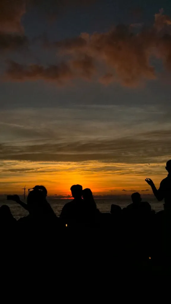 Menangkap Sunset Pakai Galaxy Z Flip 7 Di Aewol Cafe Street 11 Galaxy Z Flip 7