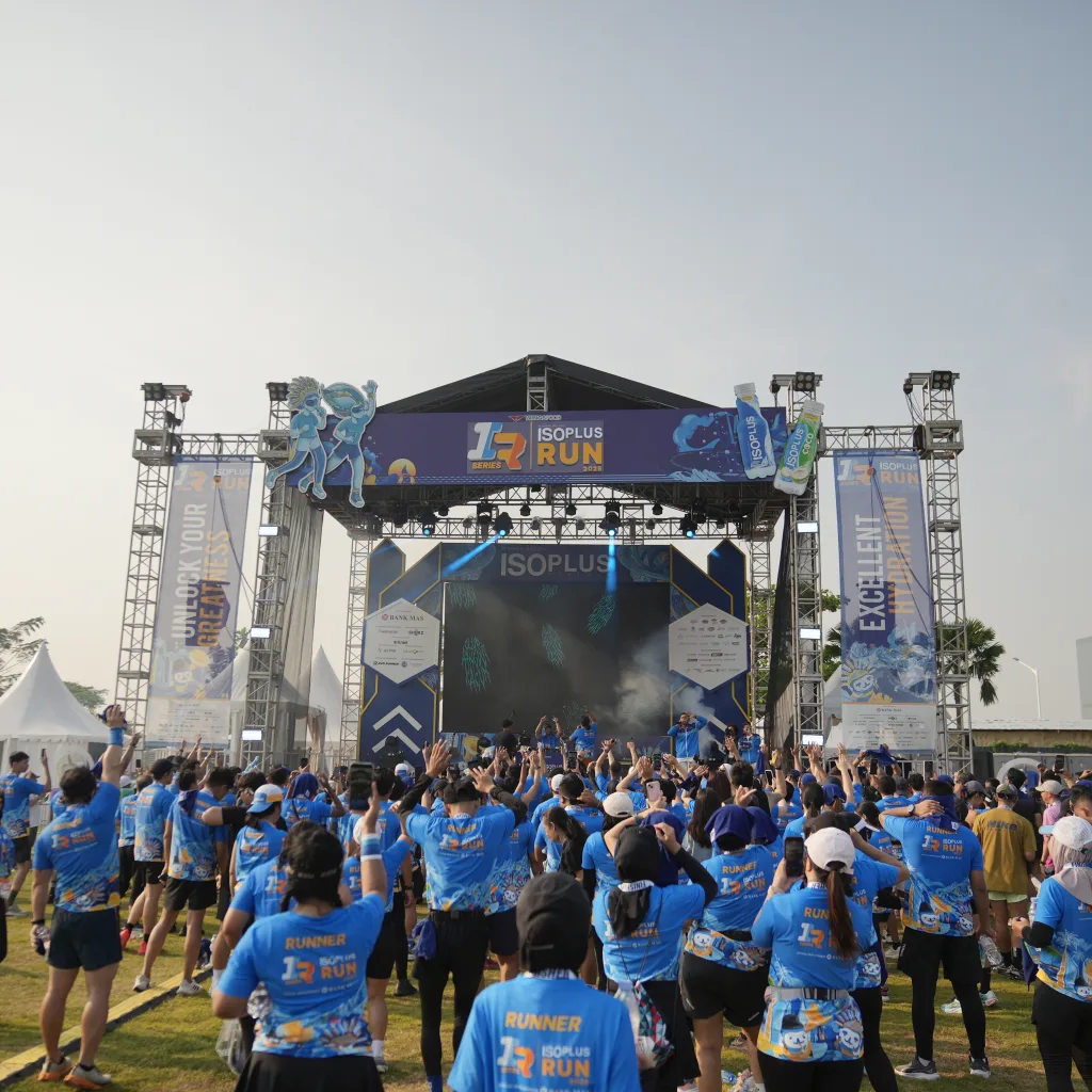 Isoplus Run 2025 Di Pik 2: Perayaan Hidup Sehat 6 Kemeriahan Peserta Saat Berada Di Panggung Utama Menikmati Berbagai Hiburan Keseruan Acara