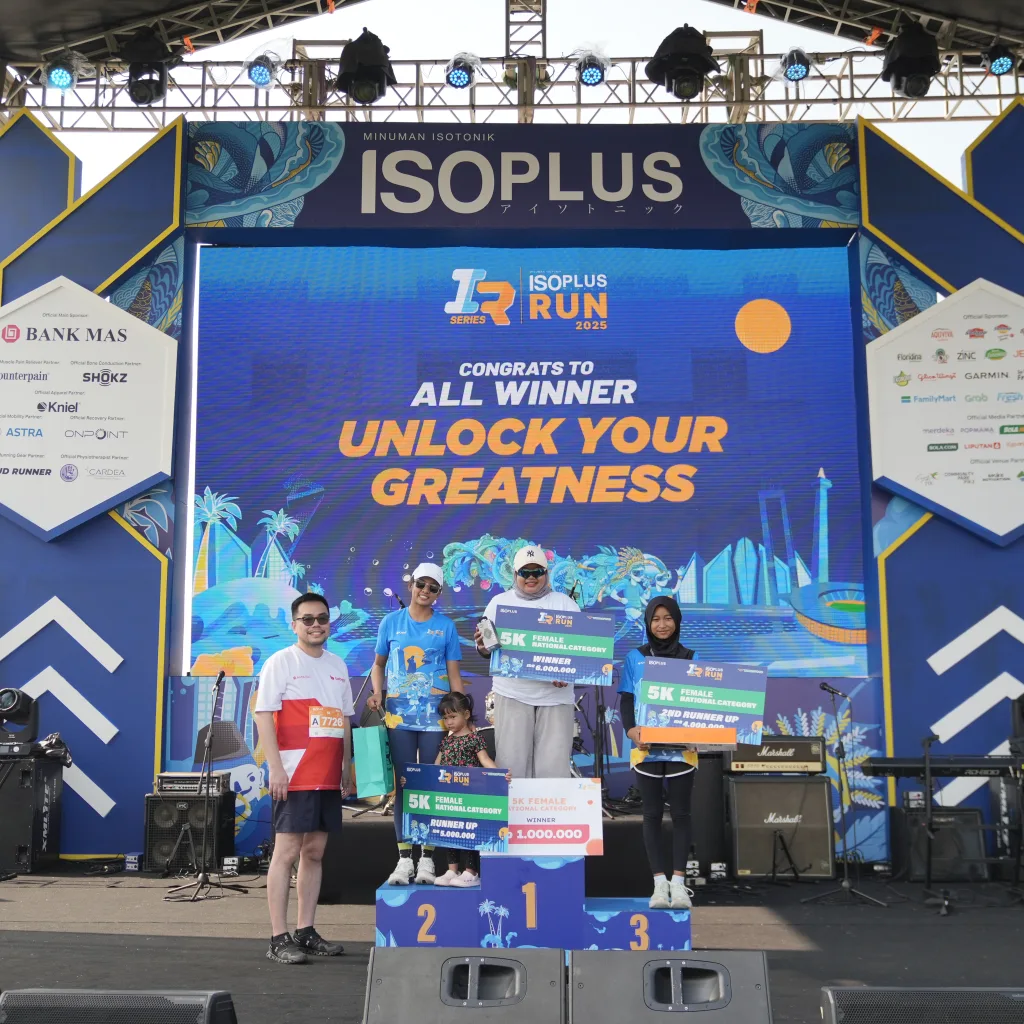 Isoplus Run 2025 Di Pik 2: Perayaan Hidup Sehat 5 Para Pemenang Kategori 5K Female Category Di Atas Podium Setelah Menerima Penghargaan Pada Acara Isoplus Run 2025