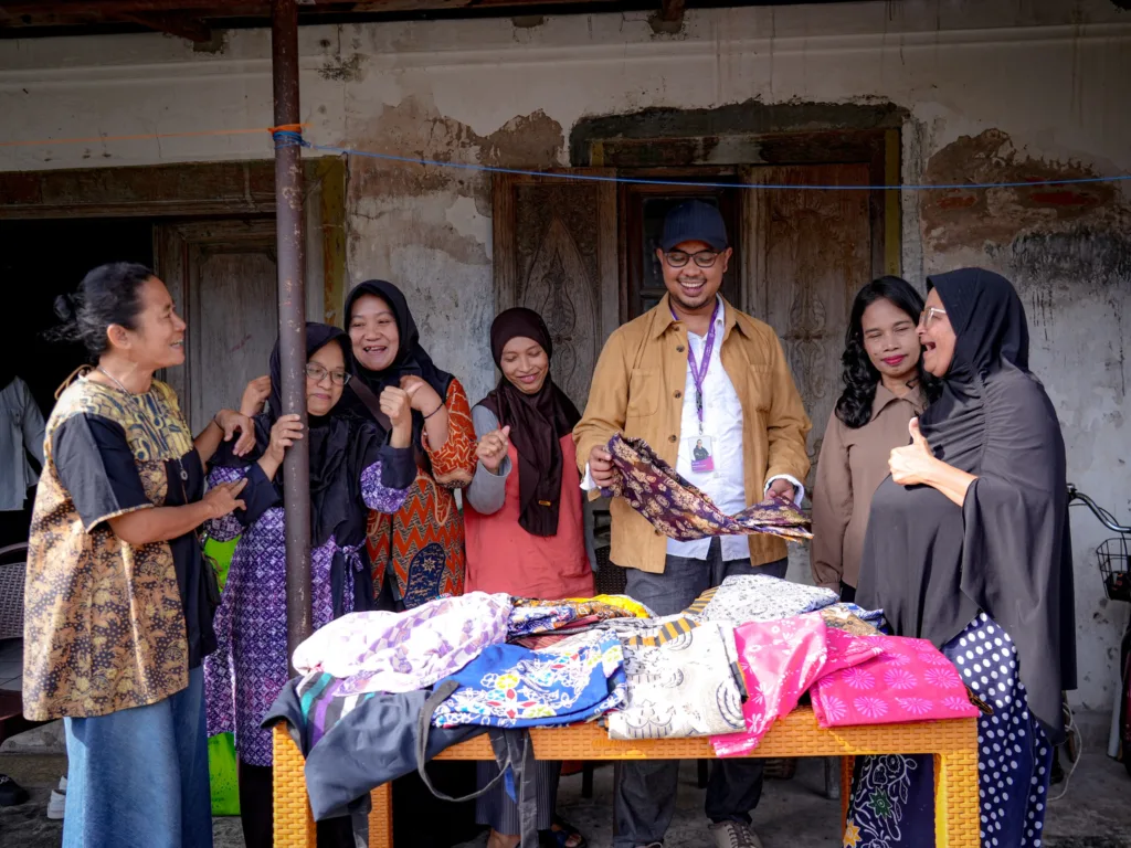 Ceo Amartha: Fintech Dukung Perkuat Ekonomi Nasional Dan Tingkatkan Daya Saing Umkm 4 Foto 1 Founder Ceo Amartha Andi Taufan Garuda Putra Bersama Para Perempuan Umkm Amartha