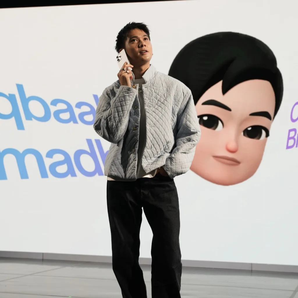 Oppo Reno15 Series Jadi 'Fashion Statement' Sekaligus Andalan Produktivitas 4 2. Desain Oppo Reno15 Series Jadi Bagian Dari Outfit Iqbaal