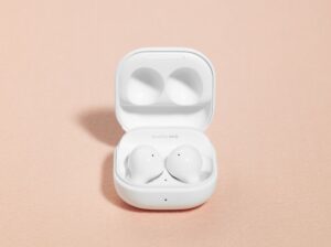 02 01 Berry Product 03 Galaxybuds2 White H