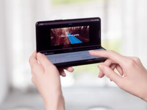 02 01 Q2 Product 19 Galaxyzfold3 5G Handson Spen Phantomblack H