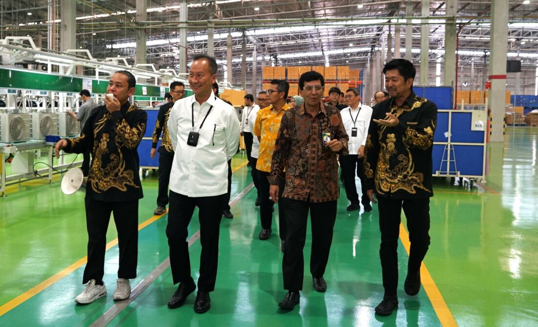 Menteri Perindustrian Indonesia Kunjungi Pabrik Ac Sharp Indonesia