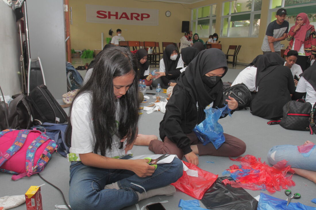 Sharp Gelar Kegiatan Peduli Lingkungan Di Sman 12 Bandung