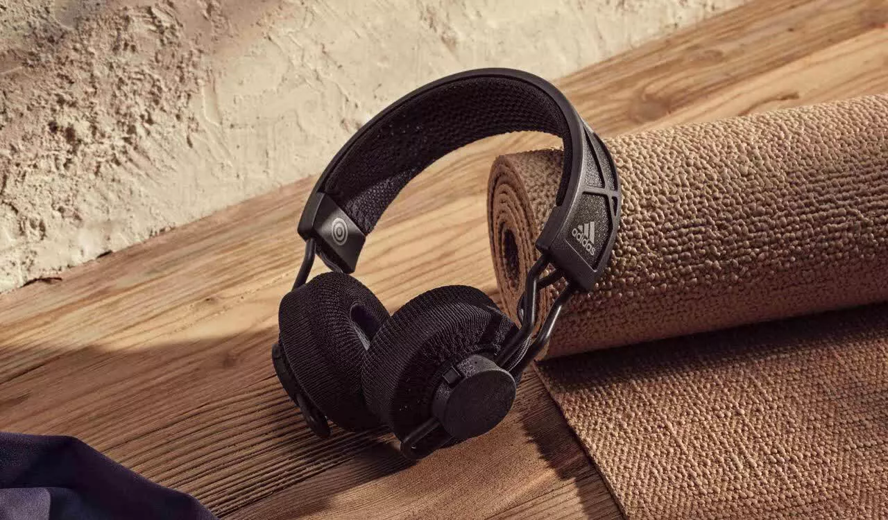 Adidas Pamerkan Headphone Tenaga Surya Dengan Daya Tahan Baterai Hingga 80 Jam