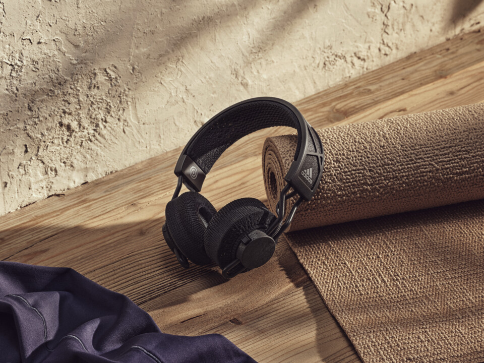 Erajaya Active Lifestyle Hadirkan Headphone Tenaga Surya Dari Adidas