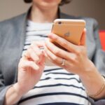 Kenapa Desain Smartphone Rata-Rata Bukan Untuk Tangan Wanita?