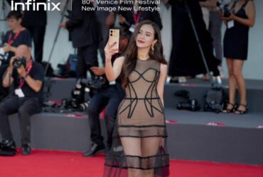 Beby Tsabina Genggam Ponsel Infinix Di Red Carpet Venice International Film Festival 2023