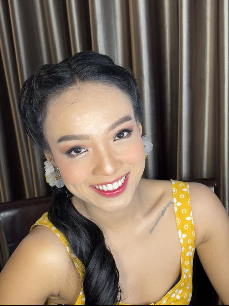 Brigitta Hardi Ngarep Smartphone Yang Punya Teknologi Hologram