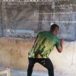 Guru Dari Ghana Ini Gunakan Papan Tulis Untuk Mengajarkan Microsoft Ke Muridnya