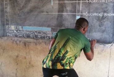 Guru Dari Ghana Ini Gunakan Papan Tulis Untuk Mengajarkan Microsoft Ke Muridnya