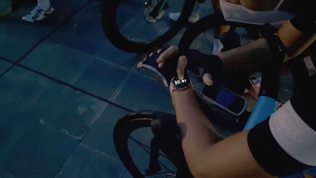 Dian Sastrowardoyo Yang Sedang Mengatur Galaxy Watch 3 Difoto Menggunakan Galaxy S21 Ultra 5G Di Tengah Kondisi Low Light