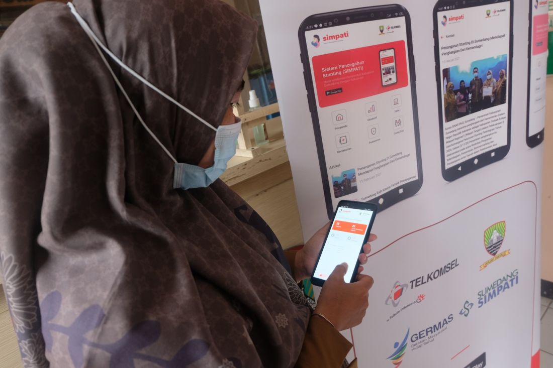 Telkomsel Berikan 300 Unit Gawai Dan 1700 Paket Kartuhalo Untuk Pemkab Sumedang