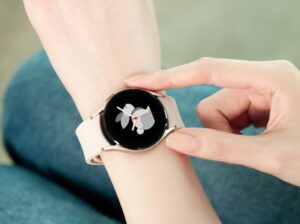 F 02 03 Fresh Product 05 Galaxywatch4 Handson Pinkgold H