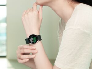 F 02 03 Fresh Product 09 Galaxywatch4 Handson Pinkgold H