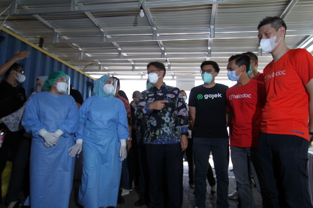 Foto 10 Menkes Berbincang Dengan Tenaga Kesehatan Di Pos Pelayanan Vaksinasi Covid 19 Drive Thru Halodoc 1