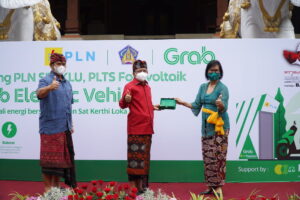 Foto 2 Penyerahan Plakat Oleh Country Managing Director Grab Indonesia Neneng Goenadi Kepada Gubernur Bali Bapak I Wayan Koster Didampingi Oleh Kepala Dinas Perhubungan Provinsi Bali Bapak I Gde Wayan