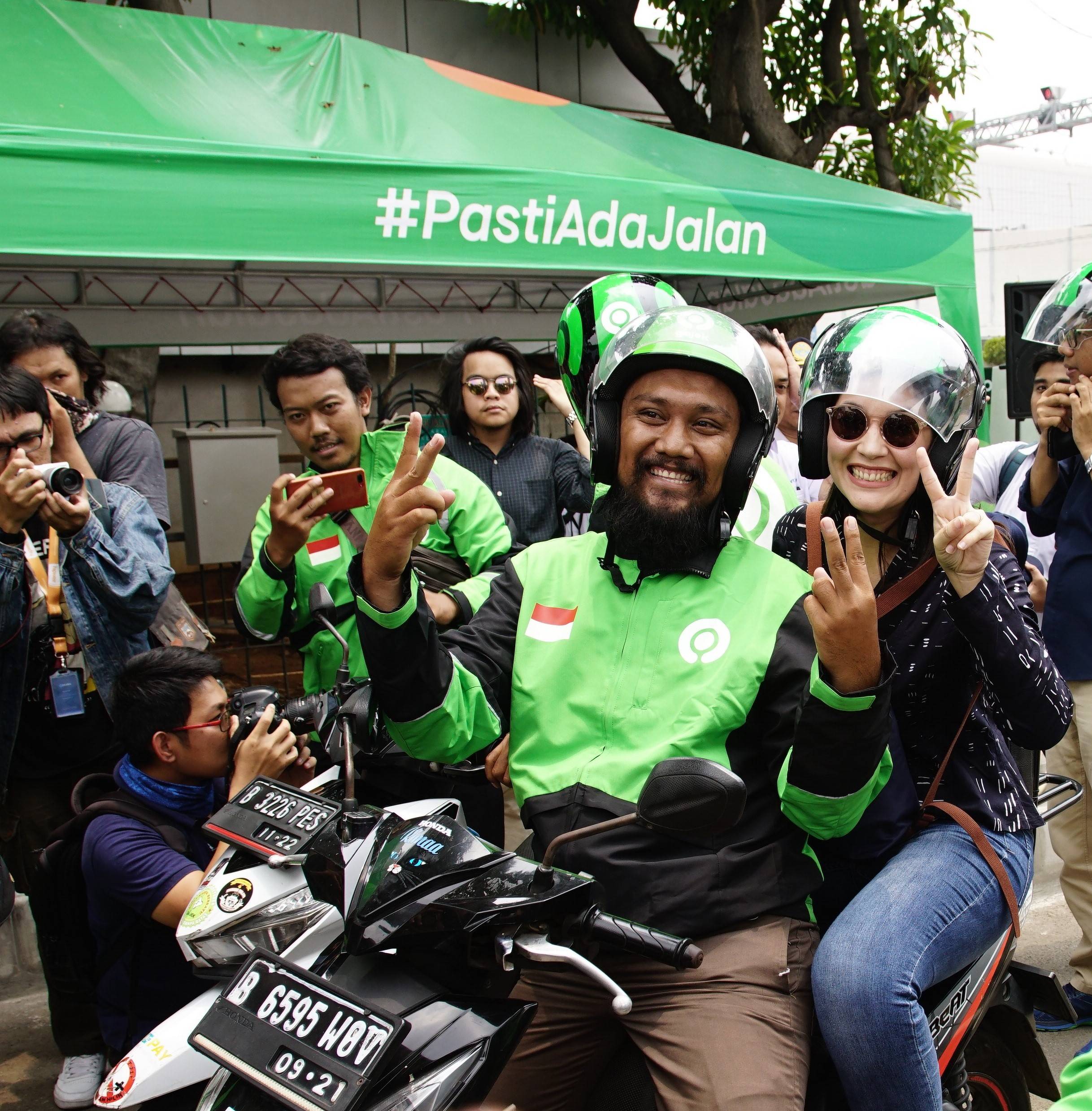 Foto 4 Aktris Film Hannah Al Rashid Mencoba Layanan Goride Instan Di Mrtj Lebak Bulus