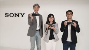 Foto 5 Ki Ka Kazuteru Makiyama President Director Pt Sony Indonesia Marcella Giovanny Product Marketing Digital Imaging Pt Sony Indonesia Koji Sekiguchi Marketing Director Pt Sony Indonesia