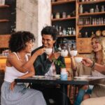 Makan Di Luar Memiliki Risiko Lebih Tinggi Tertular Covid-19 Daripada Naik Transportasi Umum