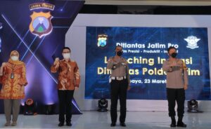 Halim Wijaya Director Of East Indonesia Grab Indonesia Kedua Kiri Bersama Kapolda Jatim Irjen. Pol. Dr. Nico Afinta Karo Karo S.i.k. S.h. M.h. Kanan Dan Jajaran Polda Jawa Timur