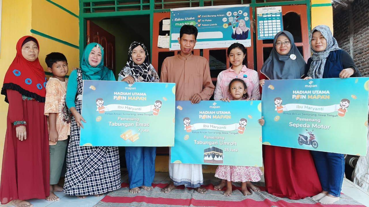 Haryanti Bersama Dengan Keluarga Besar Saat Menerima Hadiah Utama Dalam Program Poin Mapan Di Semarang Beberapa Waktu Lalu