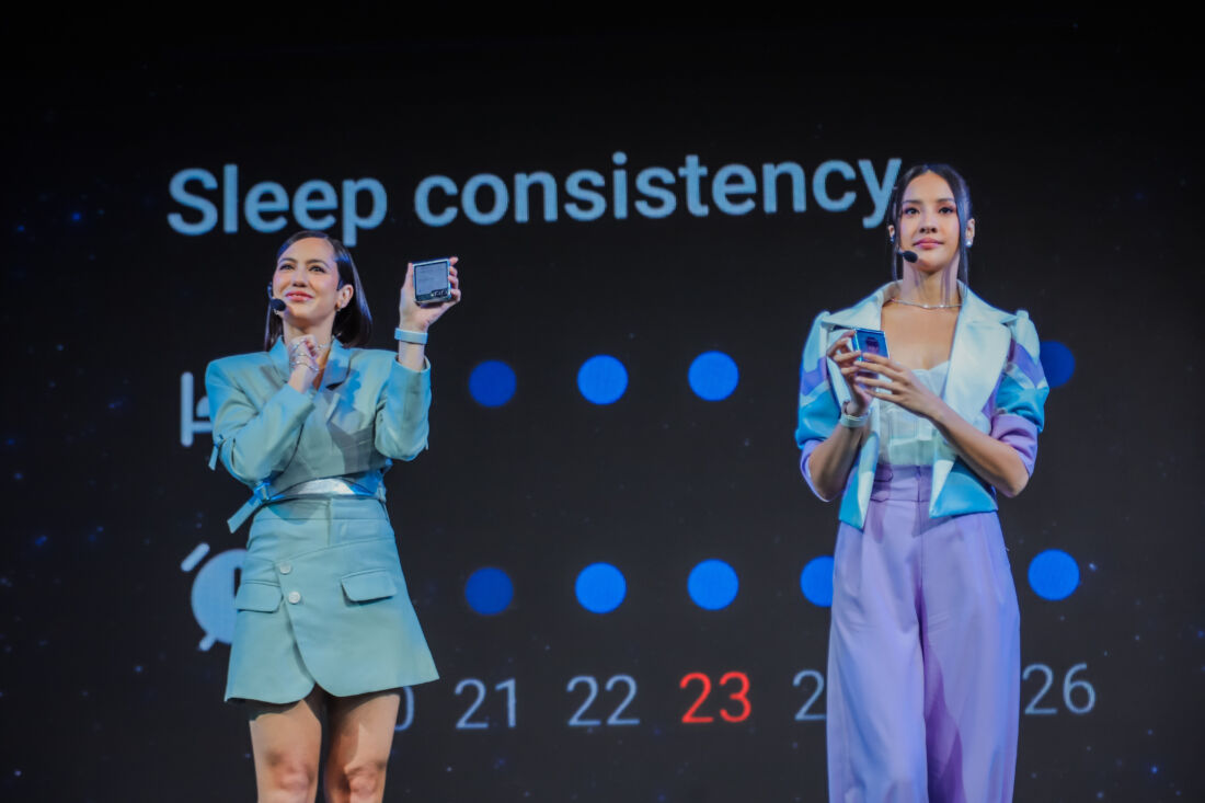 7 Artis Cantik Awet Pakai Samsung Lipat