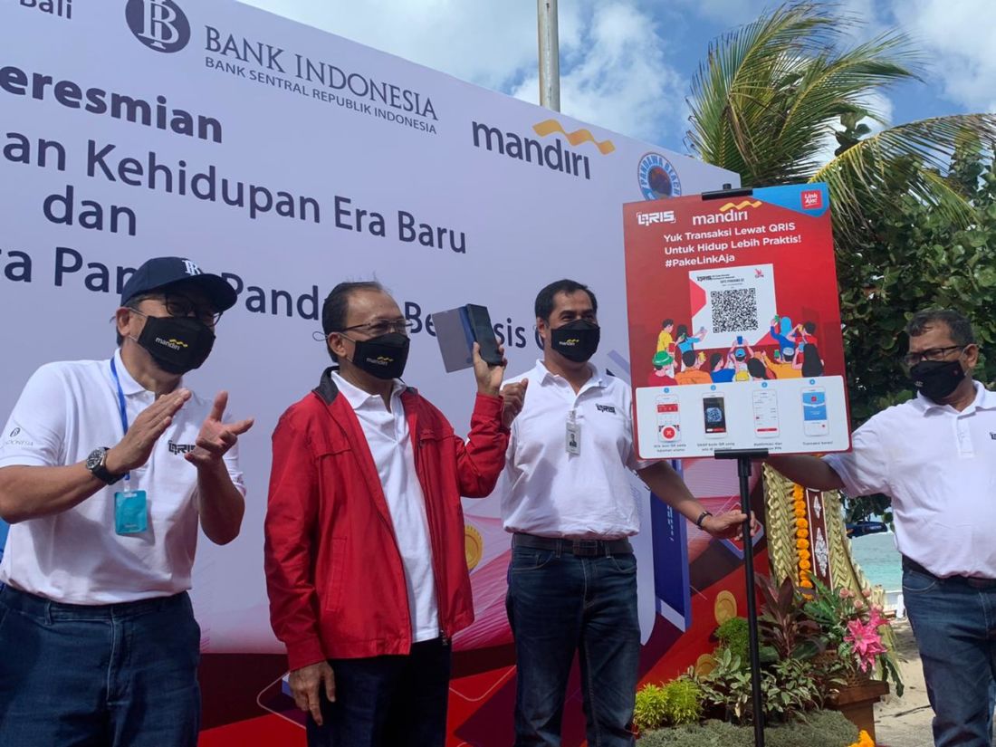 Keterangan Fotokiri Bapak Trisno Nugroho Kepala Perwakilan Bi Provinsi Bali Tengah Bapak Wayan Koster Gubernur Bank Indonesia Kanan Herinaldi Regional Ceo Bali Nusra Bank Mandiri.