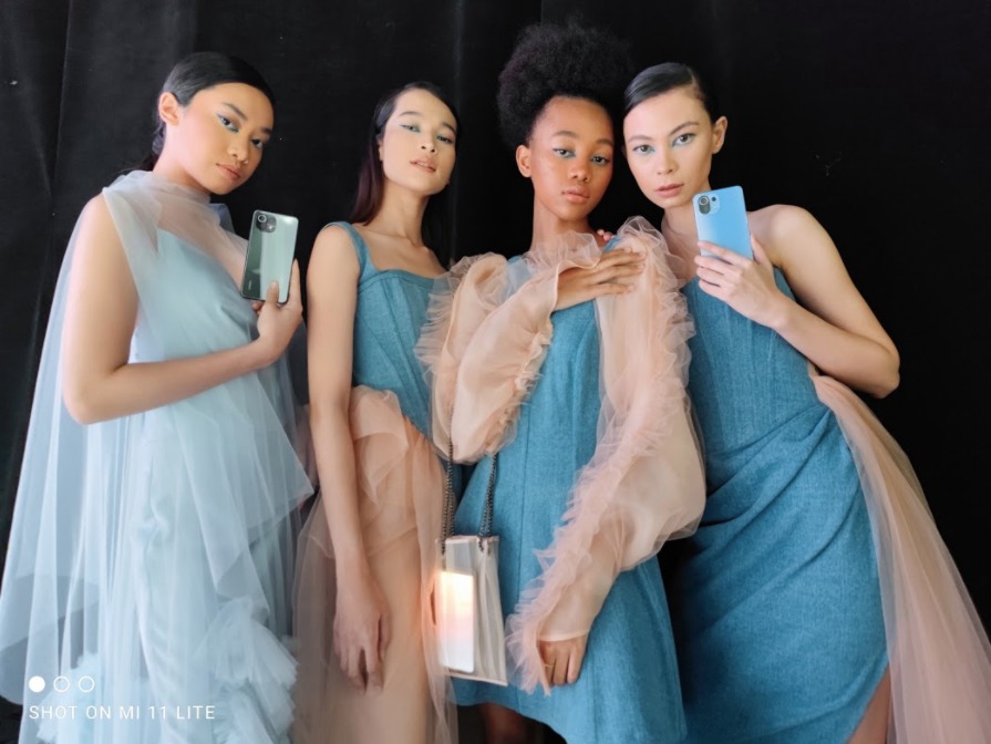 4 Faktor Ini Bikin Wanita Tertarik Menggunakan Smartphone