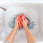 Cara Cuci Baju Saat Covid-19 Bisa Kamu Ikuti Di Rumah. Ini Penjelasannya!