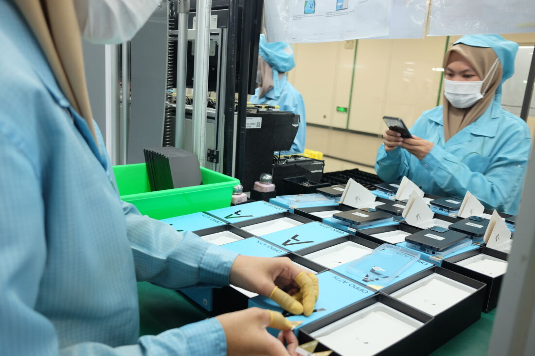 Melihat Proses Pengujian Oppo A77S Di Pabrik Baru