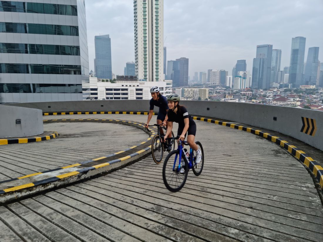 Pevita Pearce Dan Sean Gelael Melakuakn Epic Duel Yang Diabadikan Dengan Pro Grade Camera Galaxy S21 5G
