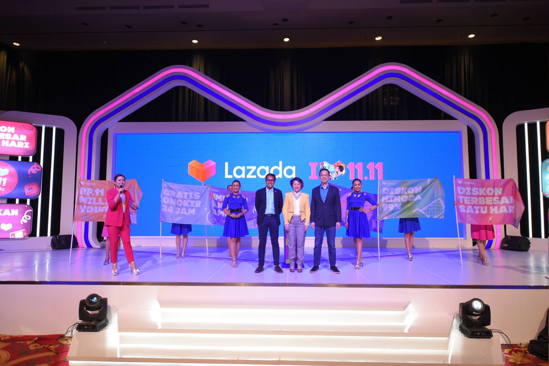Photo Op With Haikal Bekti Anggoro Svp Traffic Operations Lazada Monika Rudijono Cmo Lazada Indonesia Ferry Kusnowo Chief Customer Experience Lazada 1