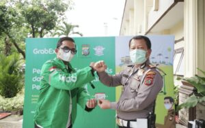 Satuan Kepolisian Lalu Lintas Satlantas Kota Medan Kerja Sama Dengan Grabexpress Untuk Menyediakan Layanan Pengiriman Surat Izin Mengemudi Sim Langsung Ke Rumah