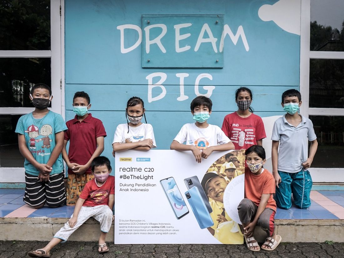Serah Terima Bantuan Smartphone Ke Sos Childrens Village Indonesia 2