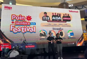 Pelanggan Telkomsel Sedang Menukar Poin Di Atrium Summarecon Mall Serpong