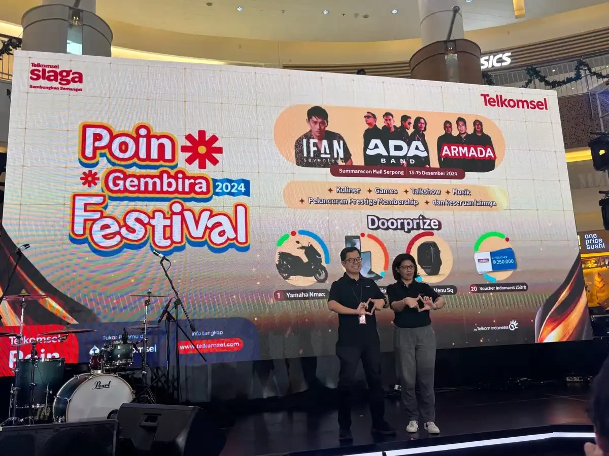 Pelanggan Telkomsel Sedang Menukar Poin Di Atrium Summarecon Mall Serpong