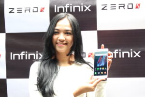 Usher Sedang Memamerkan Infinix Zero 5