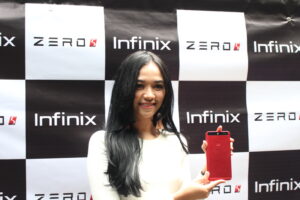 Usher Sedang Memamerkan Infinix Zero 5 Bagian Punggung Ponsel