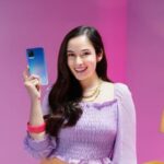 Adu Gaya Seleb Dan Smartphone Pilihannya